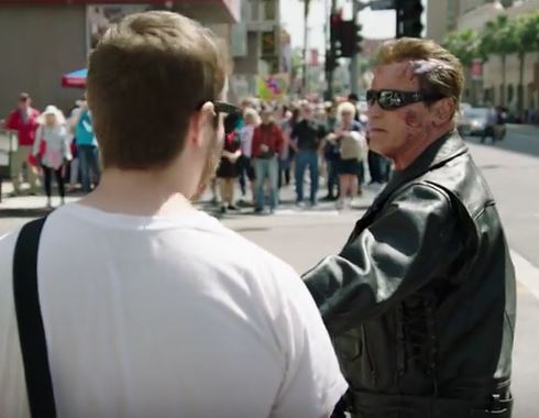 Arnold Schwarzenegger se balade dans Los Angeles déguisé en Terminator