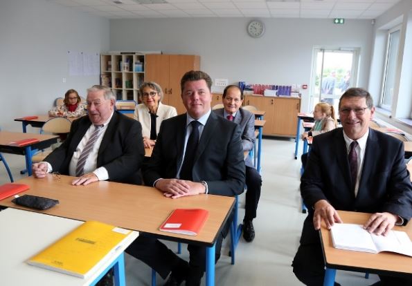 Édouard Courtial, Président du Conseil départemental, sur les bancs de l’école