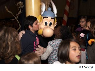 Journée 100% amusement au Parc Astérix pour 1 000 enfants de Picardie