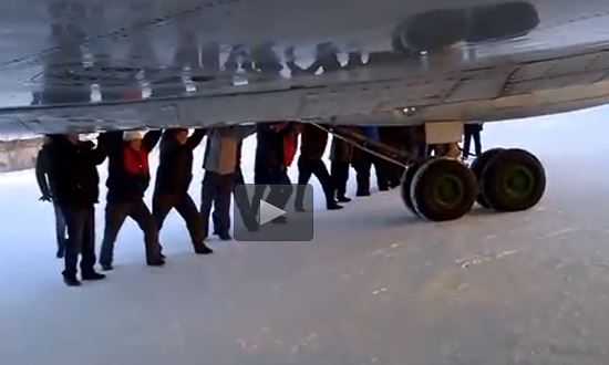 Des passagers poussent leur avion afin de décoller