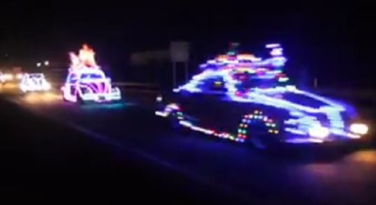 Cortège de voitures décoré pour Noël
