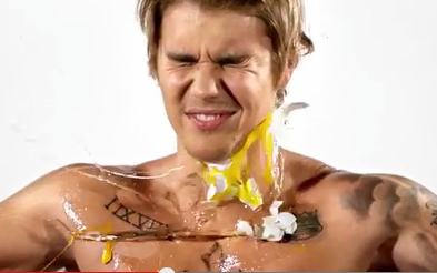 Le beau gosse Justin Bieber se ramasse des œufs