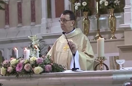 Un prêtre chanteur enflamme Youtube