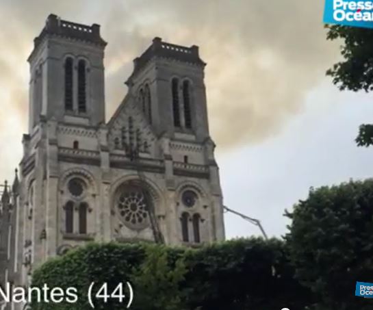 Nantes : un violent incendie ravage la basilique Saint-Donatien et Saint-Rogatien