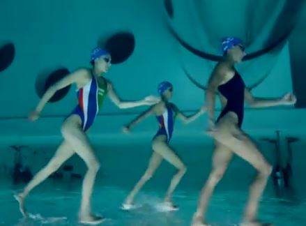 Des nageuses synchronisées semblent marcher sur l’eau