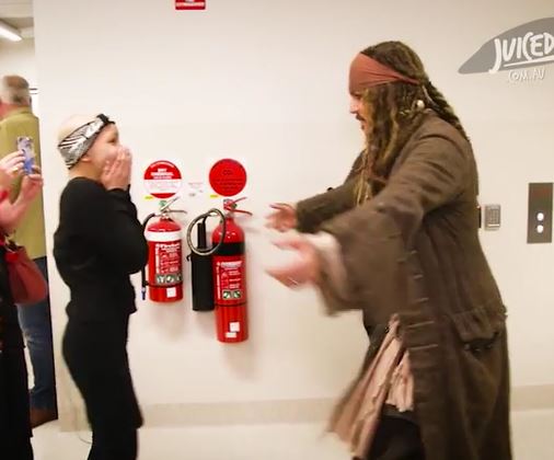 Australie : Johnny Depp rend une visite surprise à des enfants malades