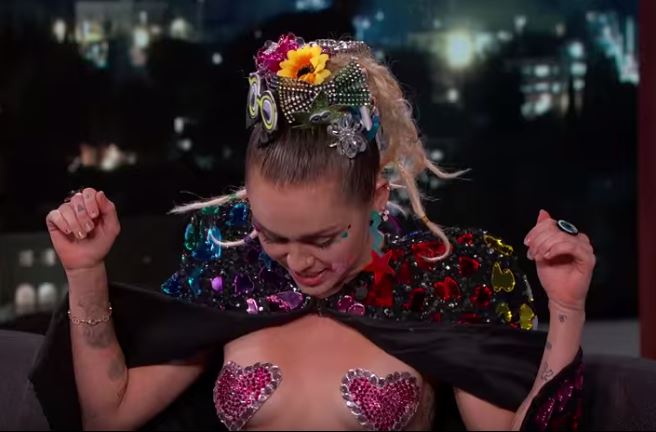 Miley Cyrus est arrivée les seins presque nus sur le plateau de “Jimmy Kimmel Live”