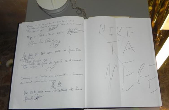 Attentats de Paris : un registre d’hommage souillé