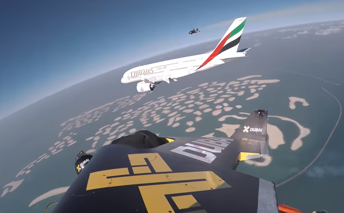 Des hommes en jetpack côtoient un A380 dans le ciel de Dubaï