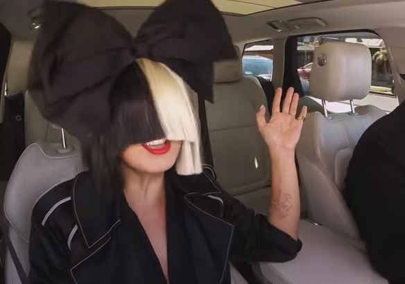 Sia se lâche dans le Carpool Karaoke