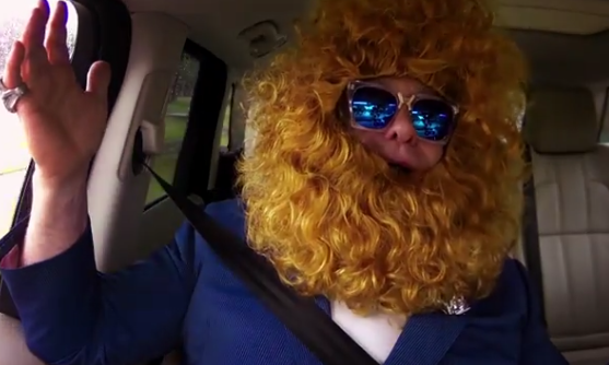 Elton John, déchainé, reprend “Le Roi Lion” lors un karaoké (VIDÉO)