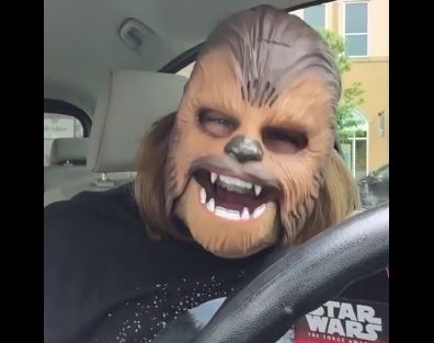 Candace Payne, une américaine a un fou rire en essayant un masque de Chewbacca