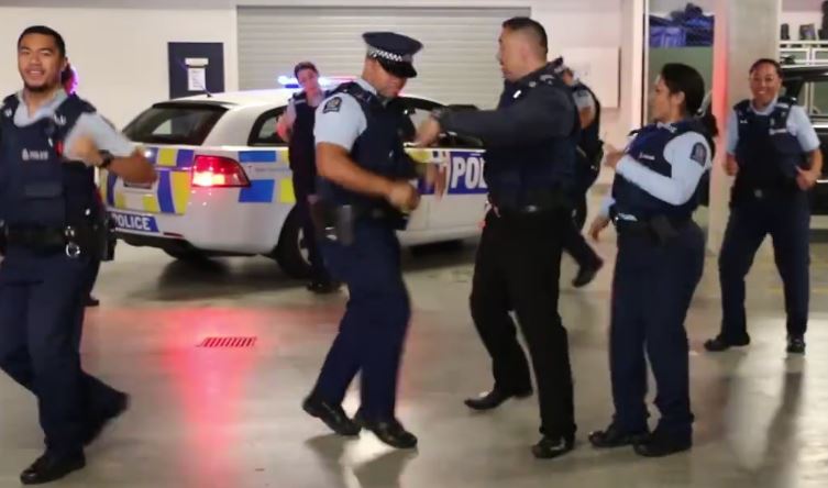 «Running man challenge», le nouveau défi de la police, enflamme la toile
