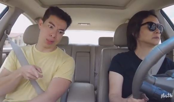 Motoki Maxted, fait du playback en dansant frénétiquement, sa mère reste de marbre