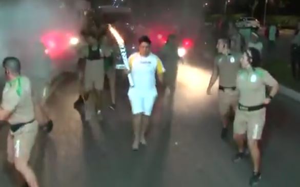 Brésil : il tente d’éteindre la flamme olympique avec un extincteur