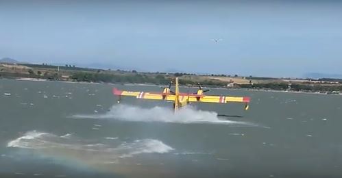 Un Canadair frôle des baigneurs sur une plage en venant charger l’eau d’un lac