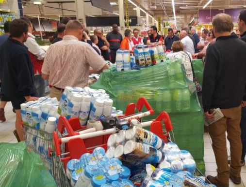 Les agriculteurs de l’Oise ont mené une opération coup de poing dans des enseignes de la grande distribution