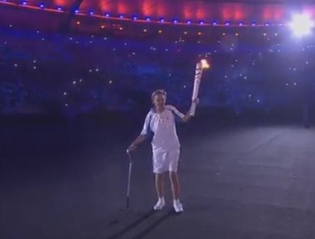 L’athlète Marcia Malsar chute avec la flamme (Jeux paralympiques 2016)