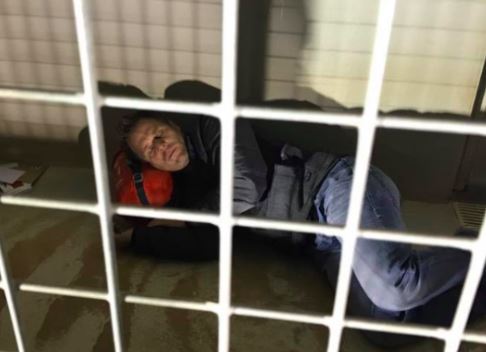 Enfermé en cage, l’humoriste Rémi Gaillard récolte 100 000 euros pour la SPA