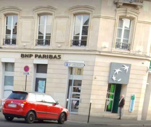Les altermondialistes d’Attac occupent la banque BNP Paribas de Compiègne