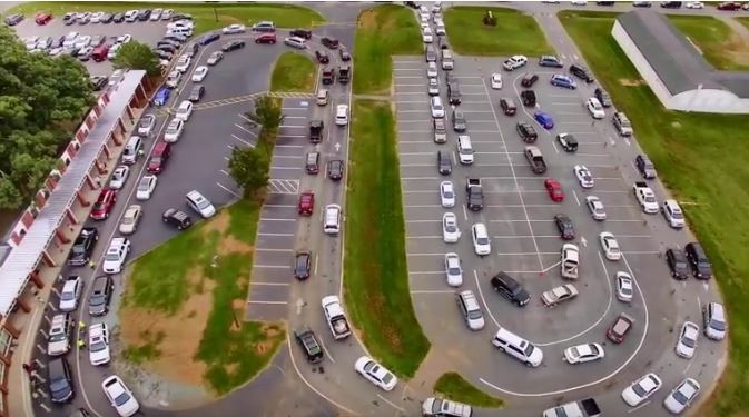 Quand les parents déposent leurs enfants à l’école en voiture