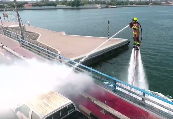 A Dubaï, les pompiers sont en jet-ski et sur des jet-packs