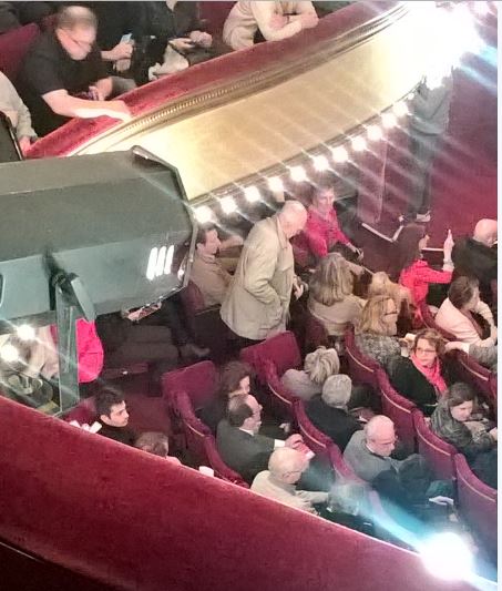 François Hollande se rend au théâtre pendant le deuxième débat de la primaire de la gauche