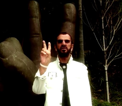 Le jour d’investiture de Trump,  Ringo Starr offre une de ses chansons de paix