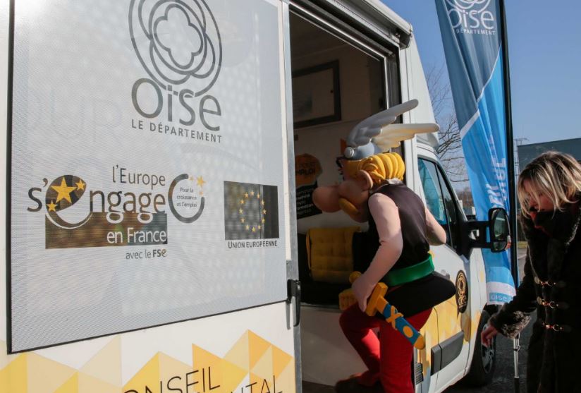 Le bus pour l’emploi spécial “Parc Astérix” fait escale à Pont-Sainte-Maxence.