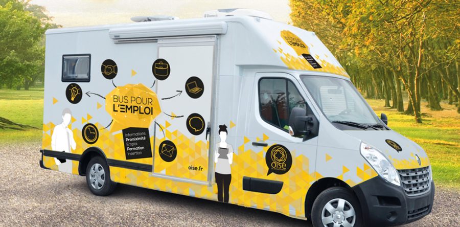 Parc Astérix : un bus à la recherche de demandeurs d’emploi