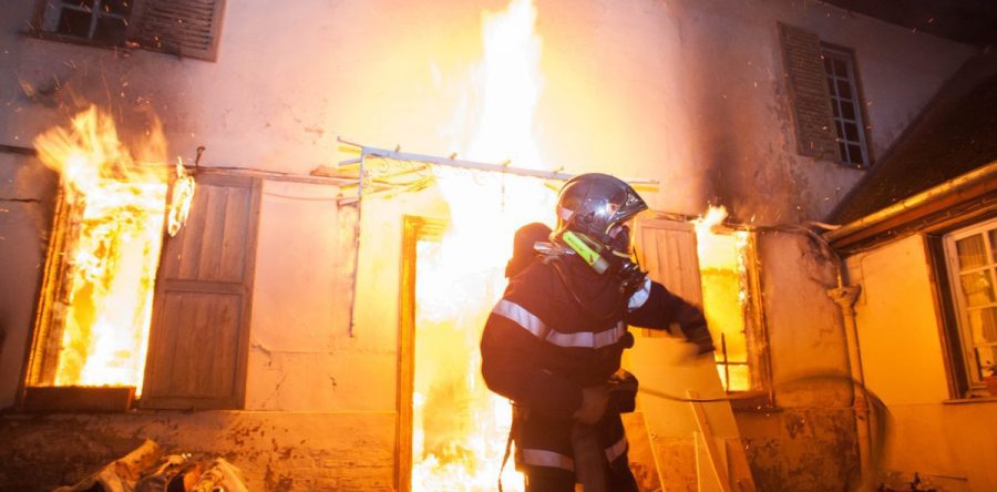 Marseille-en-Beauvaisis : un véhicule prend feu dans un garage en sous-sol, deux blessés