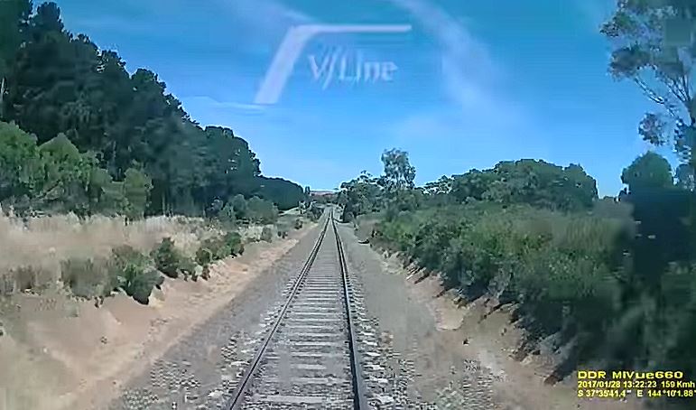 Australie : un motard qui traversait les voies évite de justesse un train à grande vitesse
