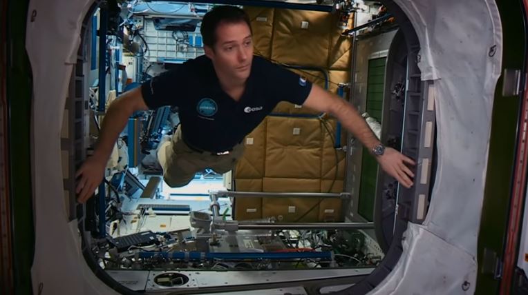 Yuksek s’envoie en l’air avec Thomas Pesquet dans un nouveau clip.