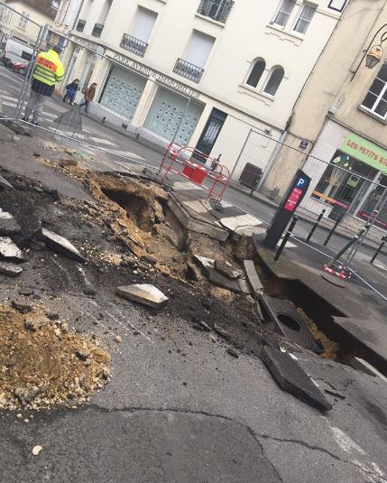 Compiègne : la chaussée s’effondre, rue Pierre-Sauvage.