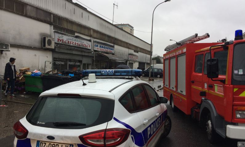 Creil: un magasin de stokage part en fumée, rue Gérard-de-Nerval