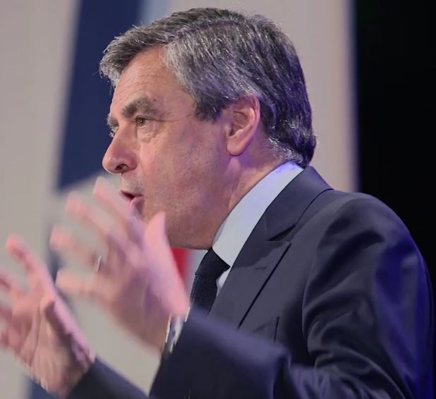 François Fillon se serait fait offrir pour plusieurs milliers d’euros de costumes
