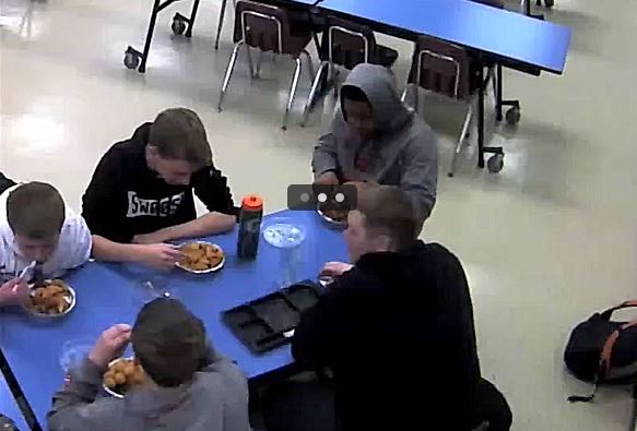 Héro du jour, il sauve la vie de son pote qui s’étouffe à la cantine…