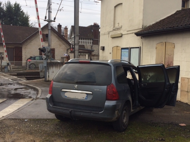 Rieux : un véhicule prend feu, le conducteur s’en sort indemne