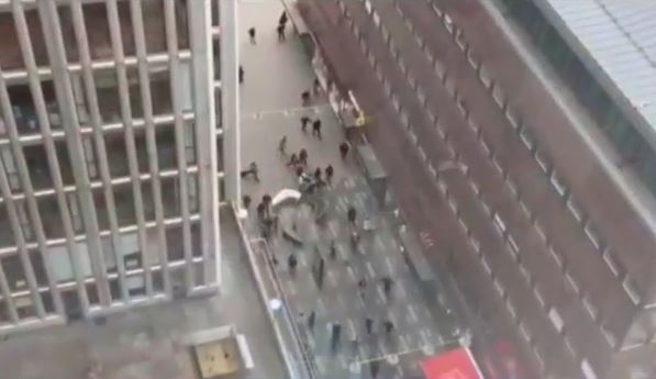 Camion fou renverse des passant à Stockholm : l’attentat a fait au moins deux victimes et plusieurs blessés.