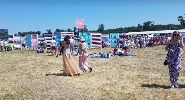 Prix de Diane à Chantilly : concours d’élégance pour les demoiselles et jockeys en compétition