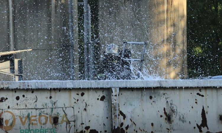 Brenouille : une benne de déchets s’enflamme