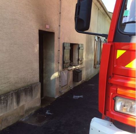 Morangle : un soldat du feu entre dans la maison embrasée pour en extraire une victime