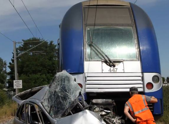 Une voiture a été percutée par un TER à hauteur d’un passage à niveau de Méru et traînée sur plusieurs centaines de mètres