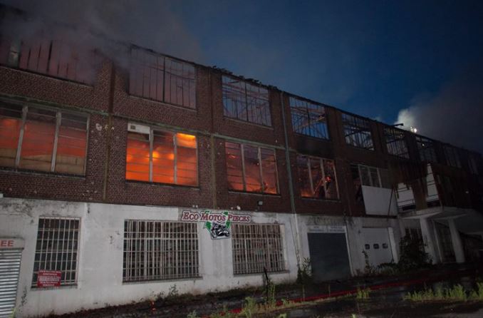 Beauvais : un important incendie ravage un bâtiment désaffecté, rue Notre Dame du Thil