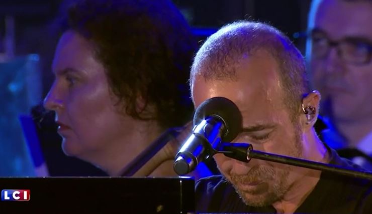 Calogero fond en larmes lors du concert organisé en hommage aux victimes de l’attentat de Nice :