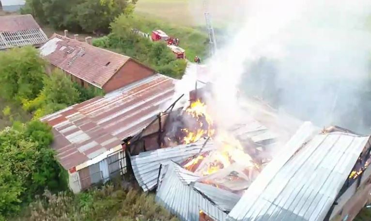 Saint-Just-en- Chaussée : important incendie dans un hangar agricole