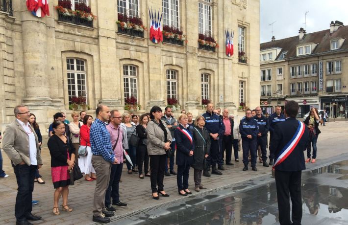 Attentats en Catalogne : minute de silence et drapeaux en bernes à Beauvais