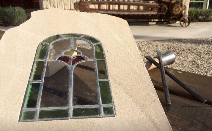 Saint-Maximin : initiez-vous à la sculpture sur pierre et réalisez votre propre vitrail