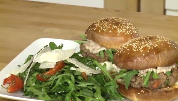 Recette de Burger milanais, salade de roquette