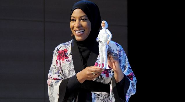 Mattel lance sa première poupée Barbie, voilée !